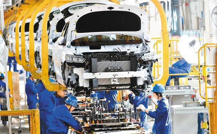工作人员在西安比亚迪汽车生产线作业。（记者 窦翊明 摄 资料图片）