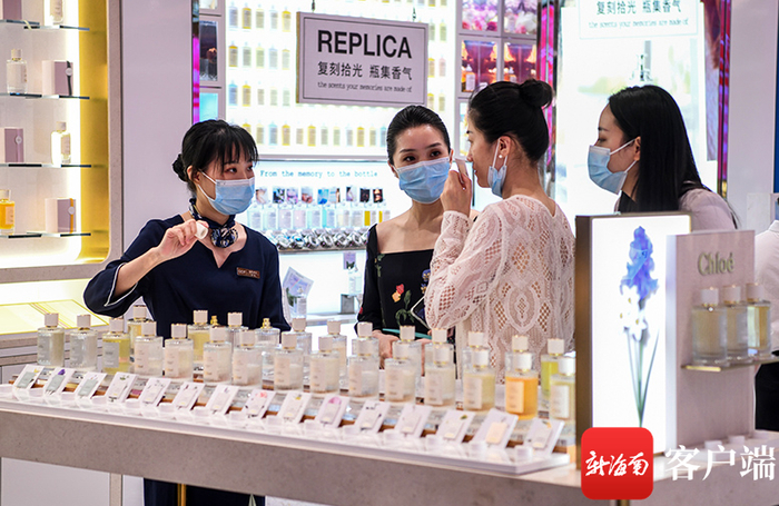 消费者在GDF免税城挑选免税商品。海南控股供图