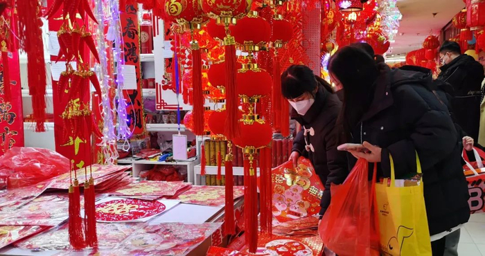 1月19日，市民在芦淞市场群购买灯笼、春联和福字。（胡俊/摄）