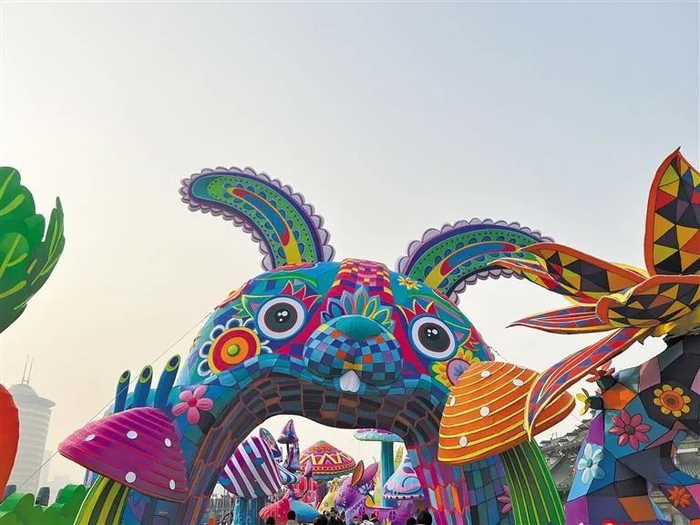 西安城墙新春灯会灯组中的兔元素。记者 赵茁轶摄