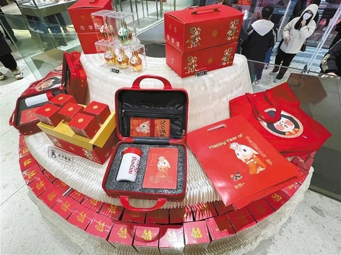 西安大唐不夜城街区内，Tang遇见·唐潮文创店铺的兔年文创产品。记者 赵茁轶摄