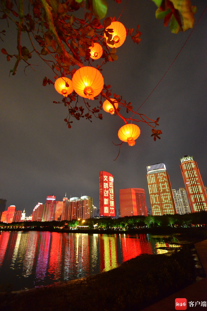 　　万绿园大红灯笼高高挂。记者 陈卫东摄