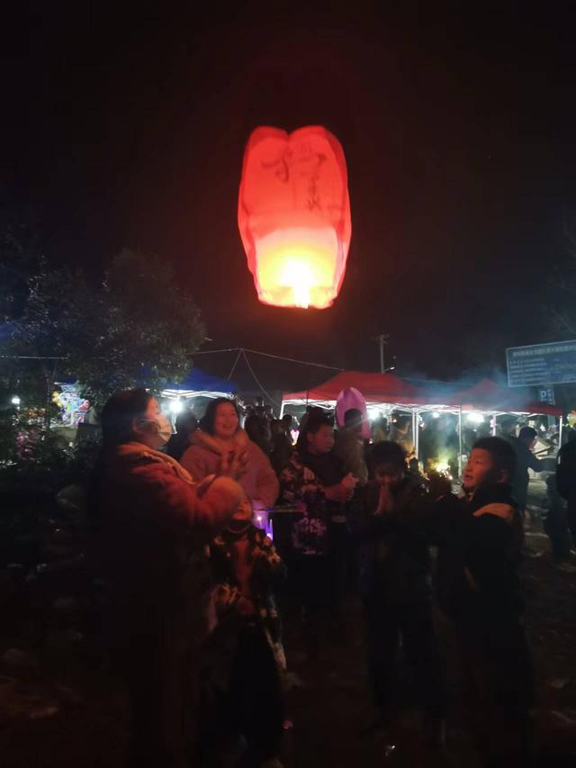 放飞孔明灯。图 | 九派新闻 武菲菲