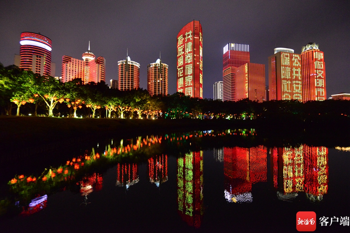 　　流光溢彩的滨海大道。记者 陈卫东摄