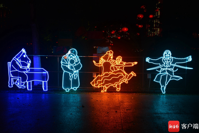 　　万绿园的霓虹灯造型。记者 陈卫东摄