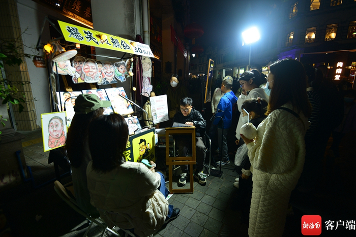 　　骑楼老街，画师现场作画。记者 陈卫东摄