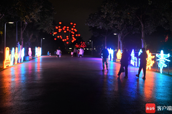 　　万绿园的霓虹灯造型。记者 陈卫东摄