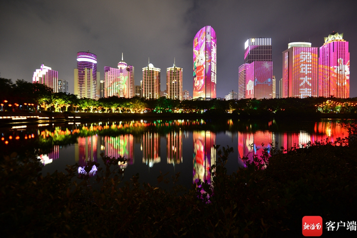 　　万绿园兔年主题灯光秀。记者 陈卫东摄