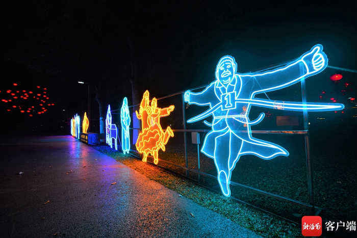 　　万绿园的霓虹灯造型。记者 陈卫东摄