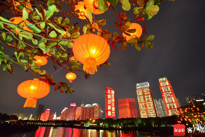 　　万绿园大红灯笼高高挂。记者 陈卫东摄