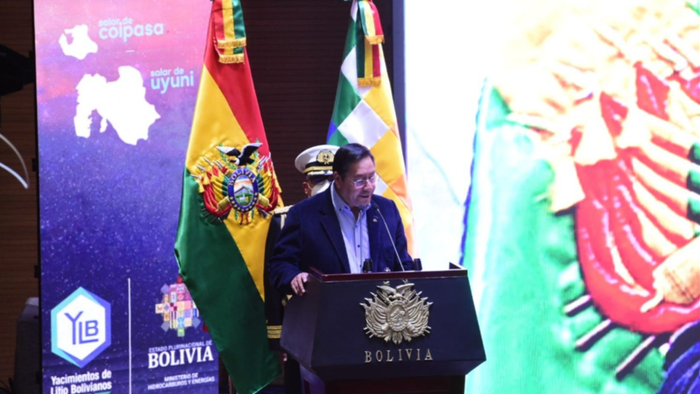 玻利维亚总统阿尔塞在签约仪式上发表讲话。图片来源：玻利维亚Red Uno电视台