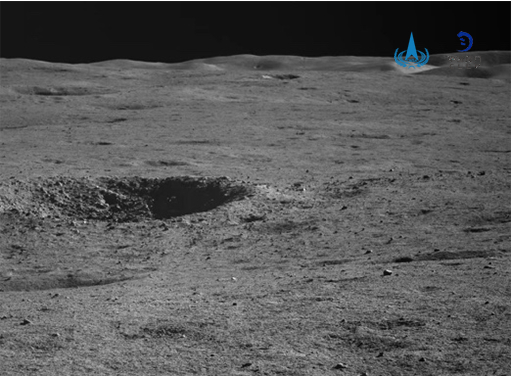 △距离月球车约37m处的一个小型撞击坑，直径约5m。