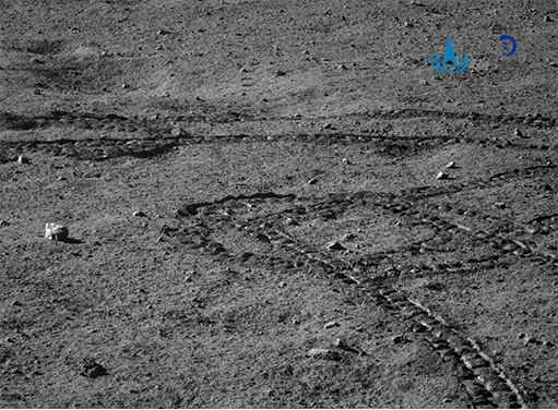 △第47月昼期间在LE04703探测点，全景相机拍摄的车辙图。