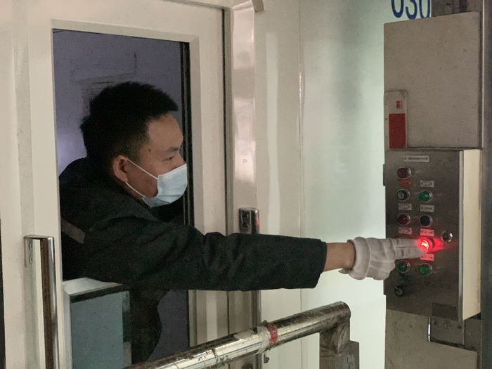 江涛已在岗位上度过11个春节。重庆轨道集团供图