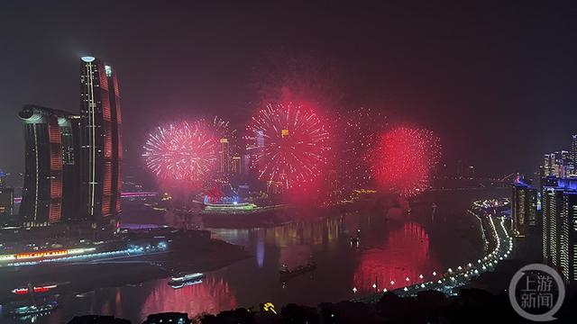七彩焰火在两江交汇口绽放。上游新闻记者 车柯宇 摄