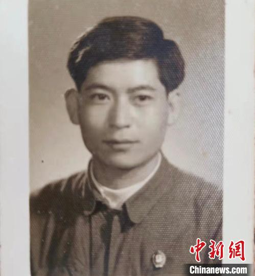 杨平的父亲杨华金是修建成昆铁路桥梁隧道的铁道兵。受访者杨平供图
