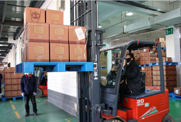 产线员工操作叉车装车出库 本报记者 乔翔 摄