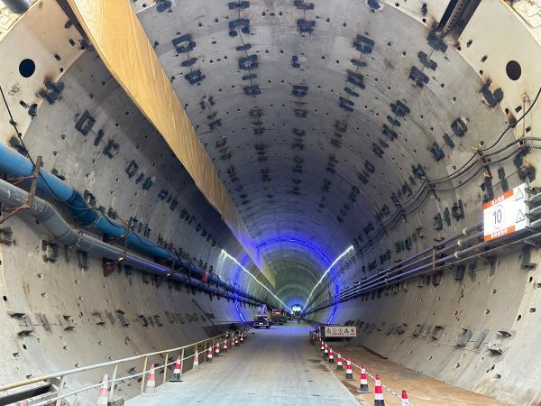 银都路隧道内部 戚颖璞 摄