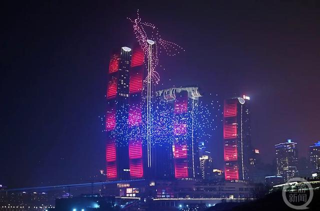 无人机的点点星光在空中汇聚成向上的力量。上游新闻记者 刘润 摄