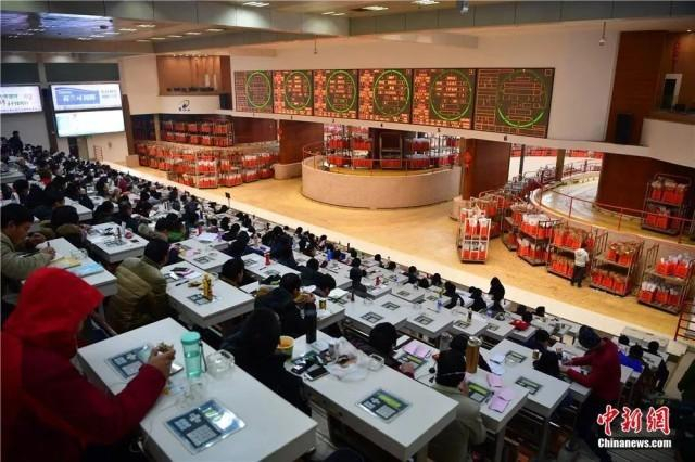 昆明国际花卉拍卖交易中心拍卖大厅。中新社记者 刘冉阳 摄