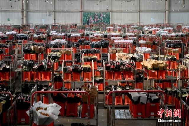 近日，昆明国际花卉拍卖交易中心有限公司交易运输仓库内，鲜切花被整齐码放。中新社记者 李嘉娴 摄