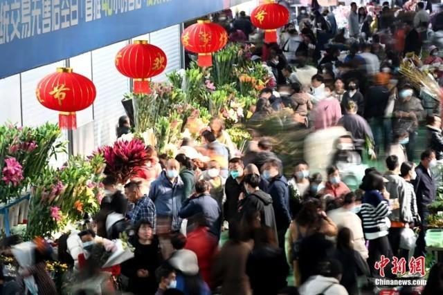 近日，昆明斗南花卉市场交易火爆。中新社记者 李嘉娴 摄