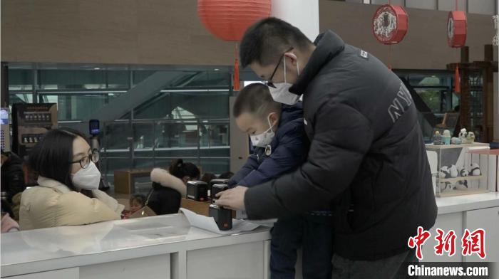 　　市民在成都博物馆拓印福字。　杨予頔 摄