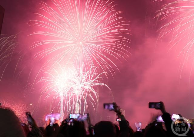 市民驻足观看火树银花铺满天的除夕之夜  上游拍客 袁野 摄
