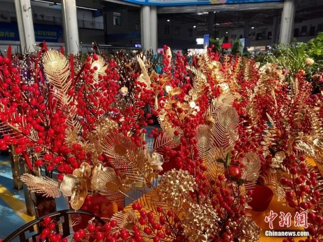 1月16日，斗南花卉市场内，年宵花桶“红红火火”。刘宸羽 摄