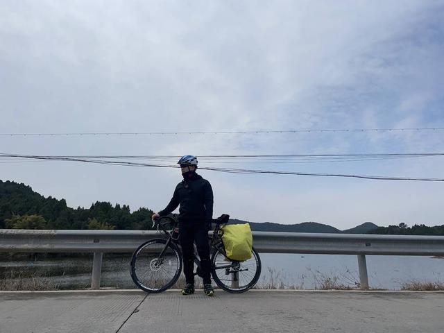 小游在骑行路上。  受访者供图