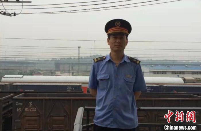 杨平在站点职守。受访者杨平供图