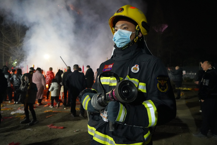 乐山市消防救援支队保障游客出行。胡骏 摄