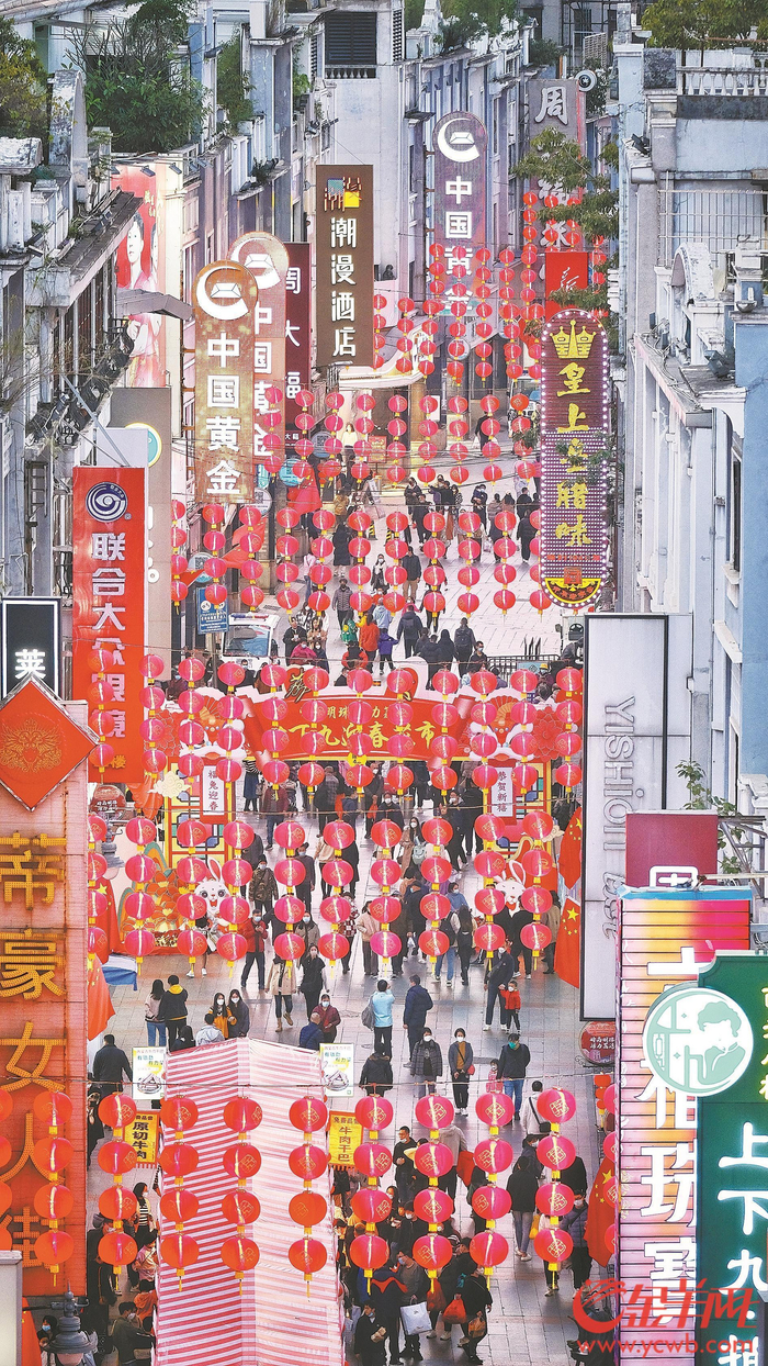 广州上下九步行街大红灯笼高高挂起，年味浓浓