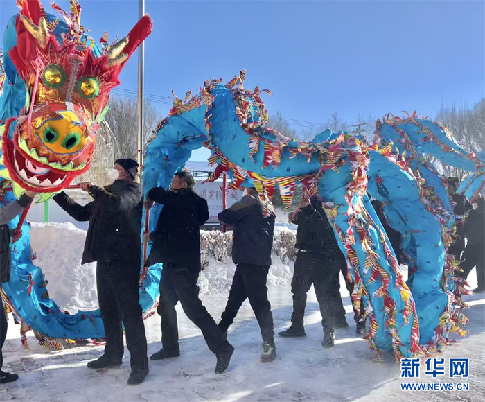 甘河子镇居民正在舞龙。新华网发 张婧摄