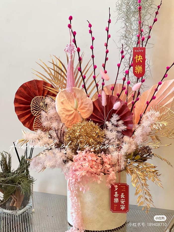 用兔尾草制作的花艺作品（图片来自小红书）