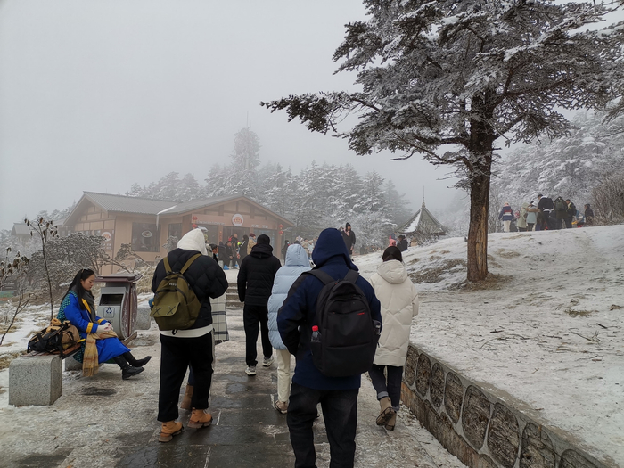 峨眉山景区游人如织。峨眉山景区管委会供图