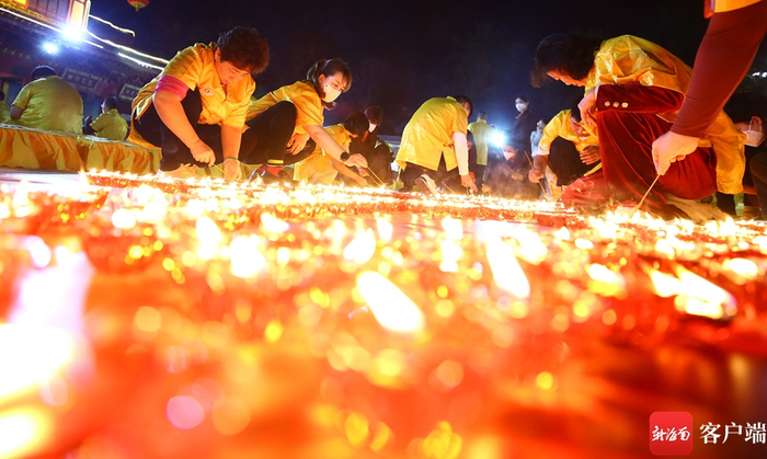 　　1月21日晚，人们点亮酥油灯，感恩过去、祈愿未来。通讯员 陈文武摄