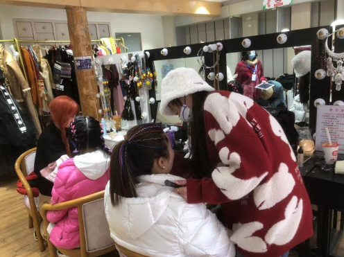 丽江古城某写真店内 付乐/摄