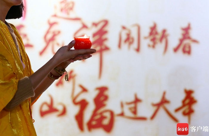 　　1月21日晚，人们点亮酥油灯，感恩过去、祈愿未来。通讯员 陈文武摄