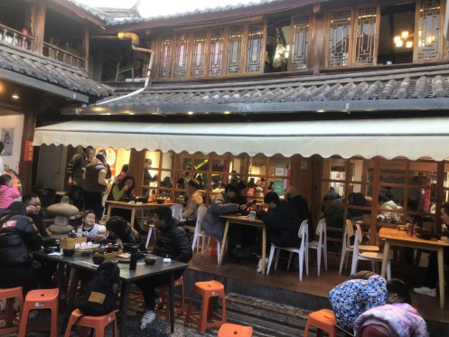 丽江古城某餐饮店内 付乐/摄