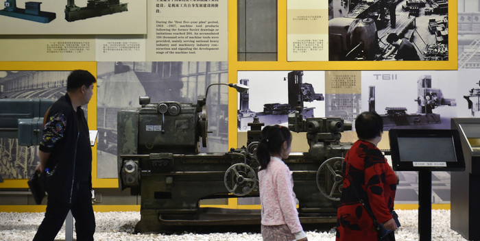 　　游客在沈阳中国工业博物馆参观游览（姚剑锋/摄）