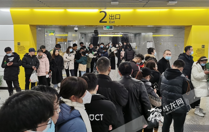 凌晨2点的环线涂山站。华龙网-新重庆客户端记者 张质 摄