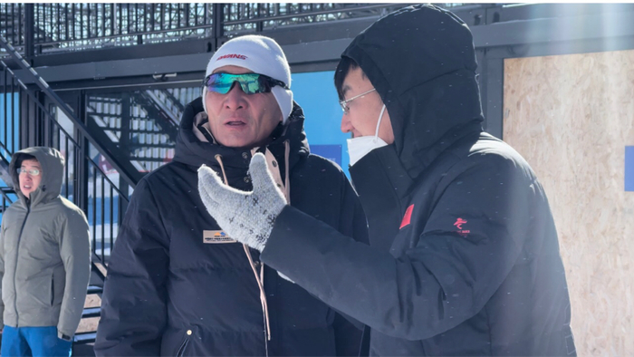 △正在接受采访的王世同（左）