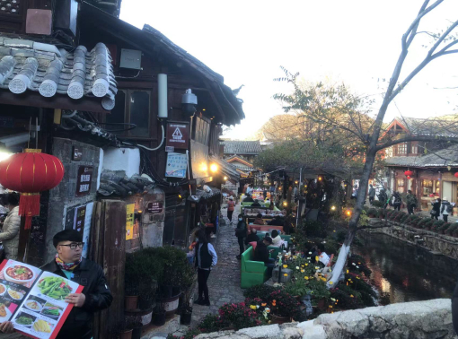 丽江古城某餐饮店 付乐/摄