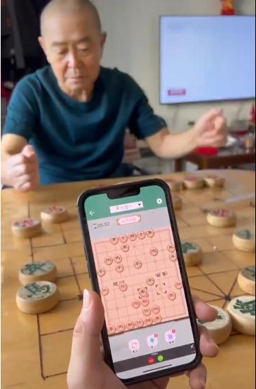 王先生与爷爷下象棋。图/视频截图