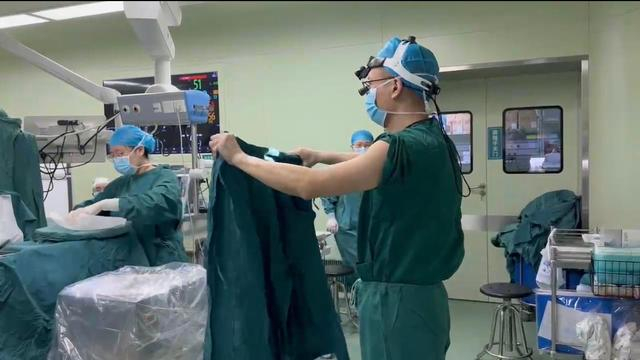 1月22日早，唐程斌从苏州老家赶回医院进入手术室，立即开始手术。受访者供图