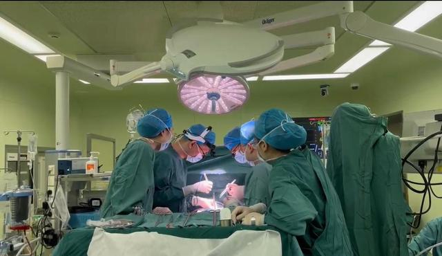 经过连夜准备，患者在初一一大早进行了手术，脱离了危险（图中左2为唐程斌）。受访者供图