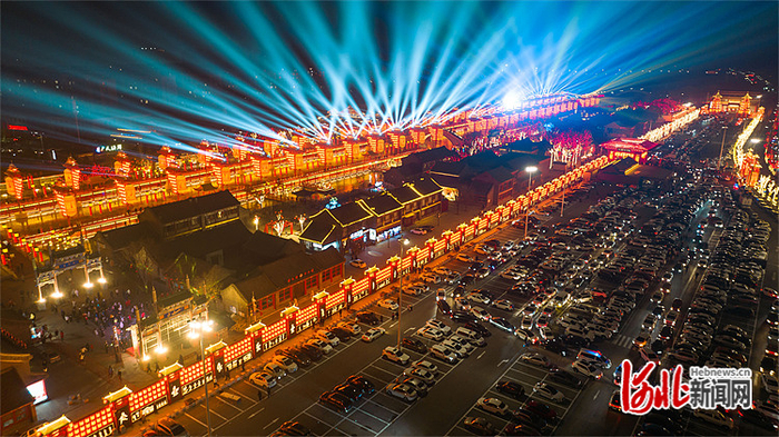 夜色下，河头老街灯如海、人如潮、年味浓。 唐山文旅集团供图