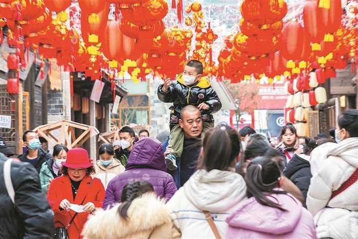     1月22日，市民在贵州省安顺市西秀区安顺古城历史文化街区游玩。    新华社发（陈熙  摄）