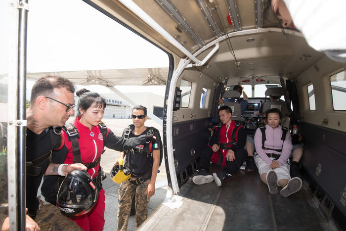 2019年5月12日，在建德航空小镇驼峰跳伞基地，外籍跳伞教练（左一 、左三）带着体验者登机。新华社记者 翁忻旸 摄